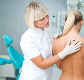 Here are a few common causes and symptoms of melanoma
