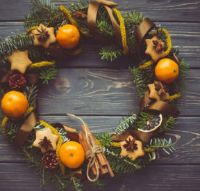 Ideas for decorating outdoor Christmas wreaths