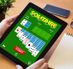 What are different ways of playing Solitaire?